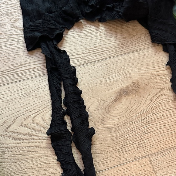 Black Ruffled Crop - Picture 4 of 4